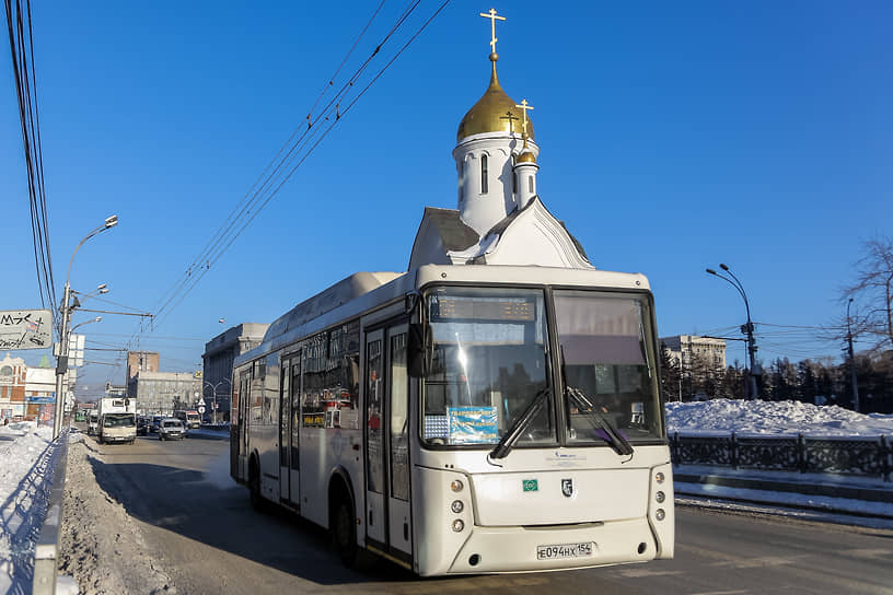 Новые муниципальные автобусы в Новосибирске. Автобус едет на фоне Часовни во имя Святителя и Чудотворца Николая в Центре Новосибирска