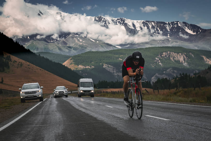 Гонка экстремального триатлона Wild Siberia Xtreme Triathlon 2021 на Алтае. Прохождение участниками этапа велогонки на Чуйском тракте