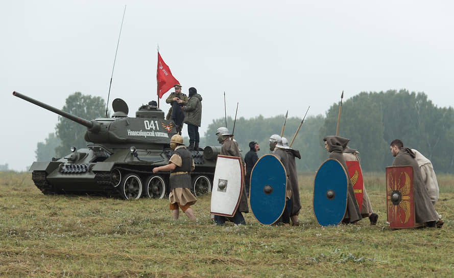 На военно-историческом фестивале на одном поле могли оказаться римские легионеры и танк Т-34
