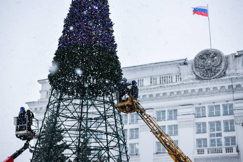 Установка новогодней елки на площади Советов в Кемерово