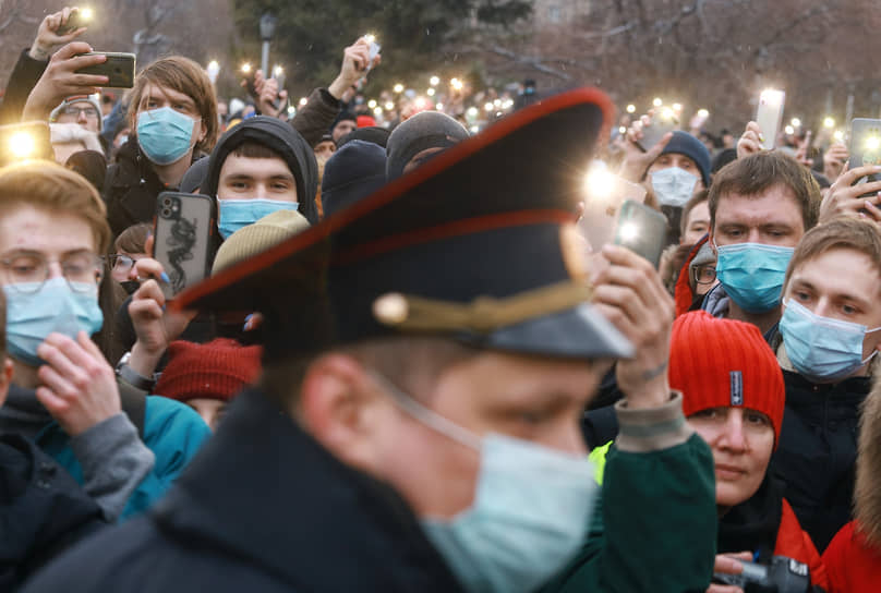 Несанкционированный митинг в поддержку оппозиционера Алексея Навального в Новосибирске 
