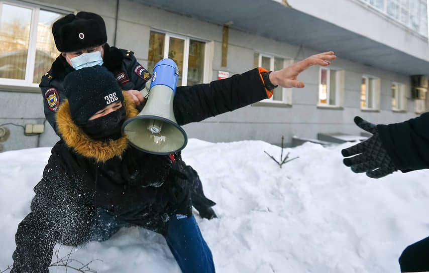 Несогласованная акция в поддержку оппозиционера Алексея Навального в Новосибирске. Задержание участников акции