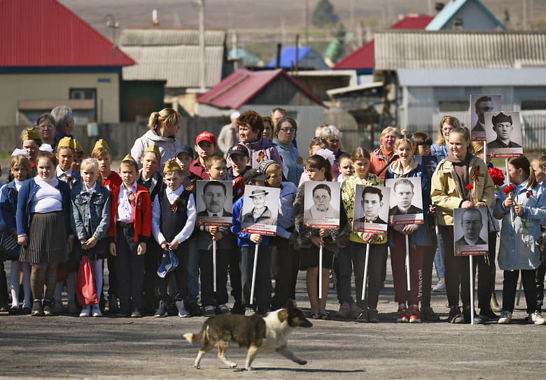 Празднование Дня Победы в селе Листвянское Искитимского района. Дети с фотографиями односельчан - героев войны в рамках акции &quot;Бессмертный полк&quot;