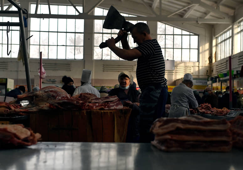 Торговые ряды по продаже свежего мяса на Советском рынке в Омске