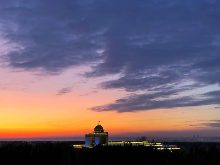 Вид с высоты во время заката на главный корпус Новосибирского государственного университета в Академгородке