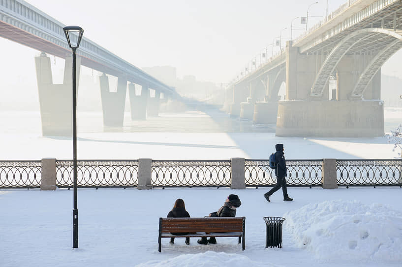 Жители Новосибирска гуляют на Михайловской набережной во время похолодания в городе