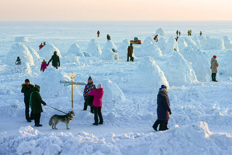 Участники фестиваля Иглу-2022 &quot;Город эскимосов&quot; на льду Новосибирского водохранилища у пляжа &quot;Бумеранг&quot;