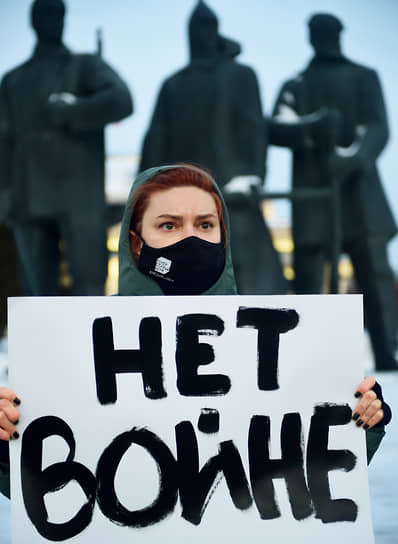 Одиночные антивоенные пикеты в Новосибирске. 24 февраля президент России Владимир Путин объявил о начале специальной военной операции на Донбассе. 