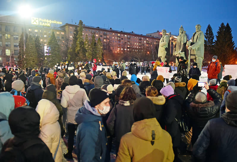 Позднее к участникам пикетов присоединились другие протестующие. Несогласованная акции на площади Ленина в Новосибирске собрала более 100 человек