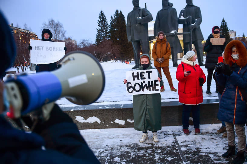 Одиночные антивоенные пикеты прошли на площади Ленина в Новосибирске вечером 24 февраля, после того как в тот же день была объявлена специальная военная операция на территории Украины