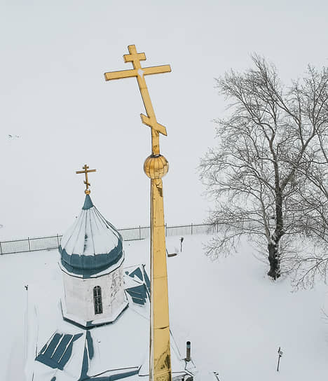 Петропавловская церковь 1807 года постройки с покосившимся православным золотым крестом на шпиле в поселке Чингис Ордынского района Новосибирской области