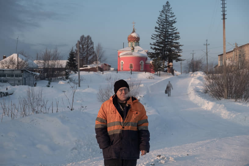 Виды города Тайга в Кемеровской области. Местный житель на фоне церкви