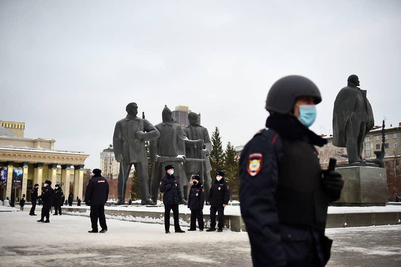 Днем 25 февраля центральная площадь Новосибирска — площадь Ленина патрулировалась сотрудниками правоохранительных органов