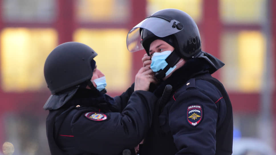 Оцепление сотрудниками полиции площади Ленина в Новосибирске для предотвращения несогласованных акций. Сотрудник полиции поправляет сослуживцу шлем