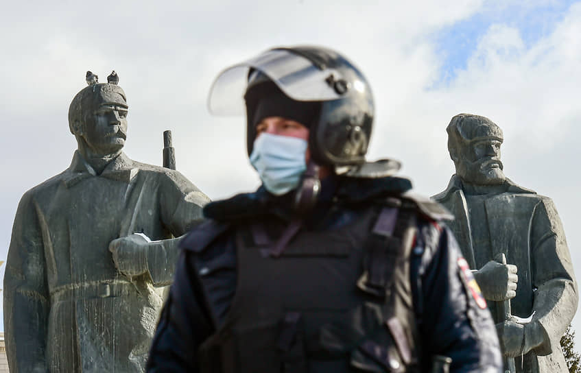 Сотрудники правоохранительных органов оцепили скульптурный комплекс на площади Ленина