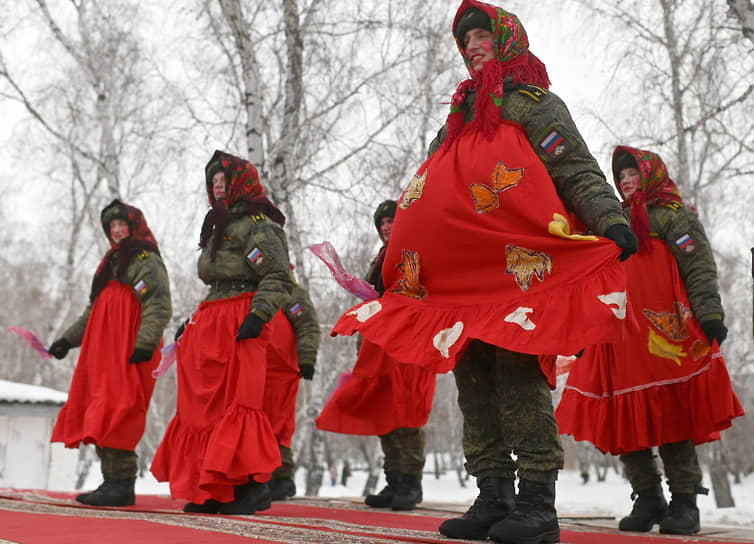 Празднование &quot;Широкой Масленицы&quot; в Омском Автобронетанковом инженерном институте. Выступление участников самодеятельного коллектива