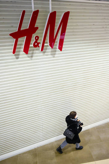 Закрытый вход в магазин одежды после решения H&amp;M Group приостановить продажи в России