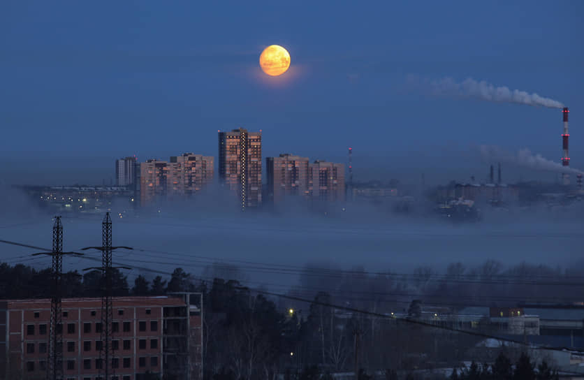 Виды Новосибирска. Полнолуние на небе над городом