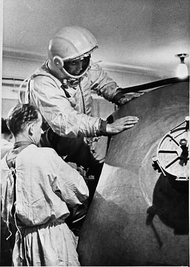 Герман Титов остается самым молодым человеком планеты, побывавшем в космосе — на момент полета ему было 25 лет и 330 дней. 6 — 7 августа 1961 года Герман Титов совершил космический полет продолжительностью 1 сутки 1 час, сделав 17 оборотов вокруг Земли на корабле «Восток-2» за 25 часов 11 минут