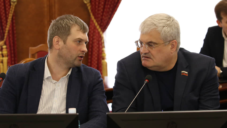 На фото (слева направо) депутаты ЗС НСО Сергей Конько и Вячеслав Илюхин