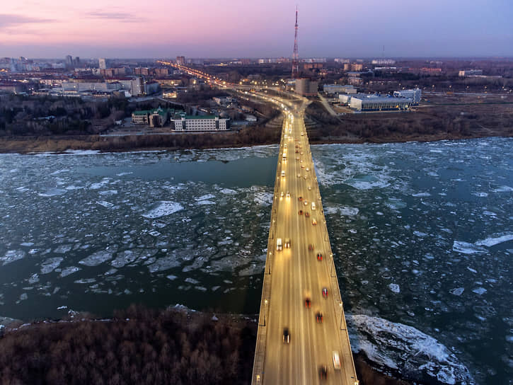 Мост имени 60-летия ВЛКСМ на фоне ледохода на реке Иртыш в Омске