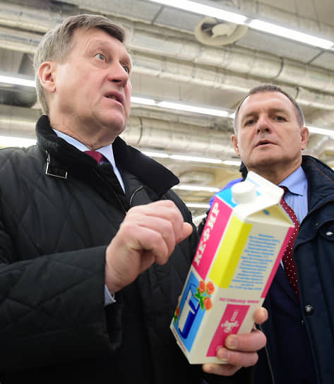 Мэр Новосибирска Анатолий Локоть (слева) в торговом зале гипермаркета &quot;Ашан&quot;