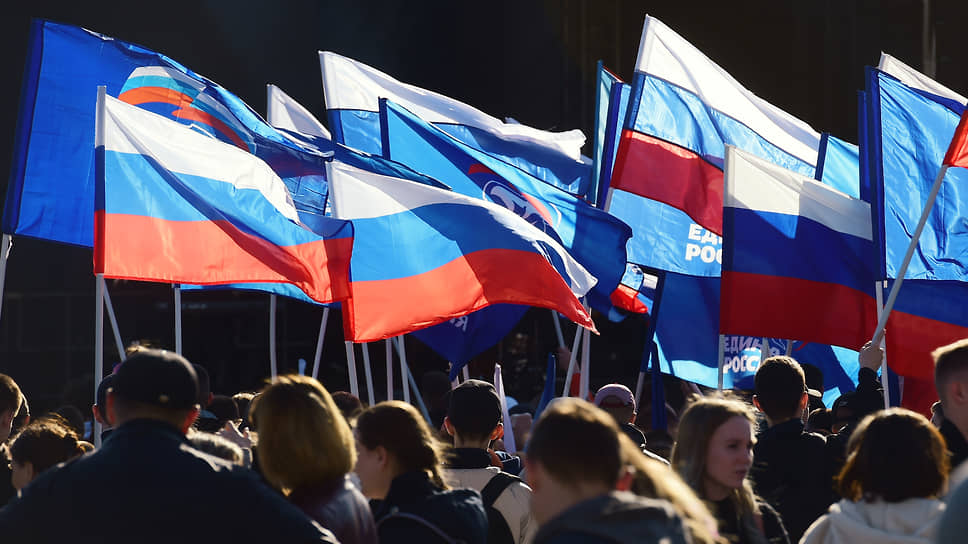 Музыкально-патриотический марафон на площади Пименова в Новосибирске. Зрители с флагами во время рок-концерта
