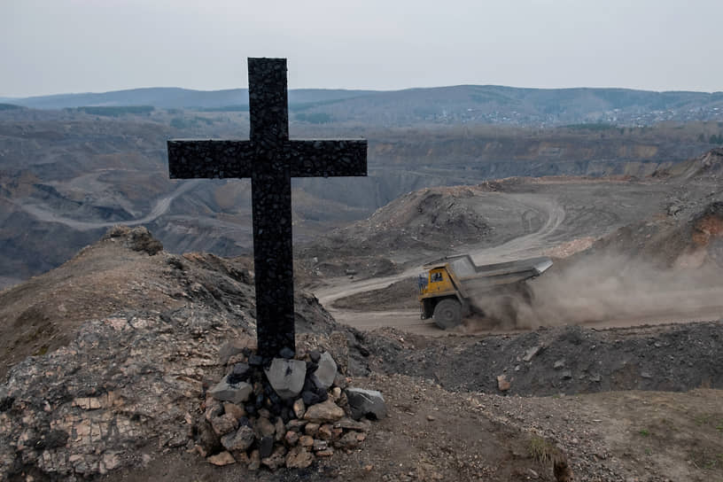 В Кемеровской области установили арт-объект в память о погибших шахтерах. Угольный крест появился возле одного из кузбасских разрезов. Простояв меньше суток, арт-объект был уничтожен неизвестными
