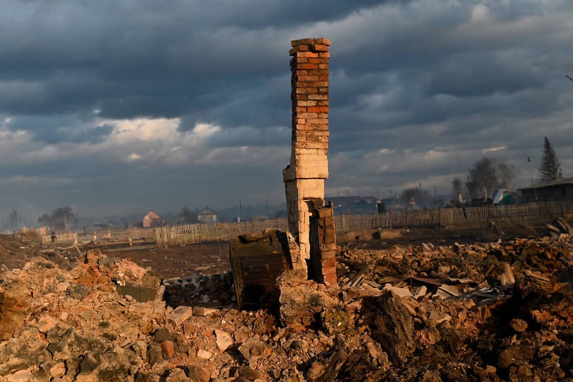 Печная труба на месте сгоревшего жилого дома в селе Называевск, Омская область