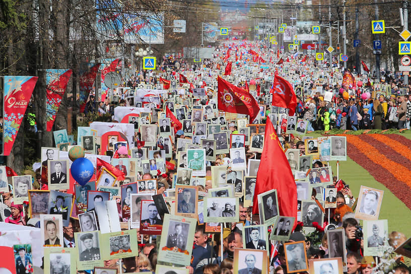 Участники акции памяти &quot;Бессмертный полк&quot; во время шествия по проспекту Ленина от Новособорной площади до Лагерного сада