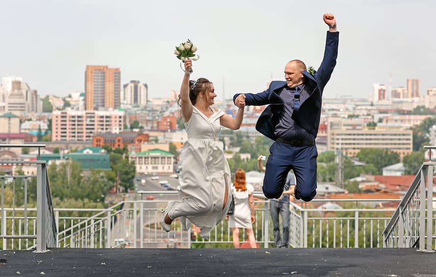 Виды Барнаула. Молодожены после свадебной церемонии у центрального ЗАГСа
