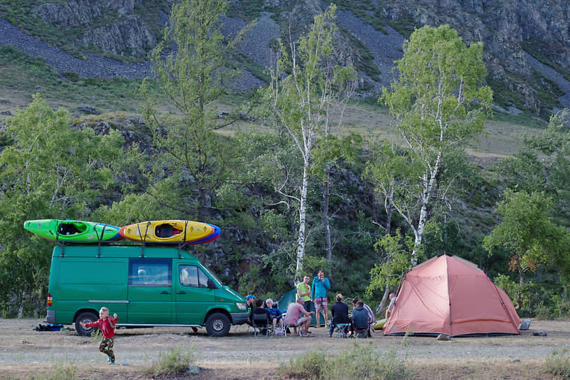 Палаточный лагерь водных туристов, каякеров , на реке Чулышман в Республике Алтай. Поездки &quot;дикарями&quot; не теряют актуальность