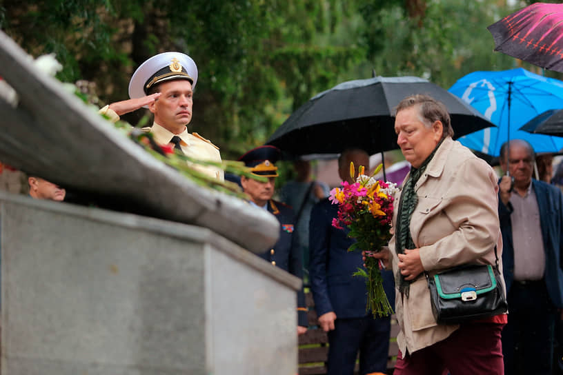 Церемония возложения венков и цветов к памятнику, установленному на месте обрушившейся 25 лет назад казармы в Томском высшем военном командном училище связи