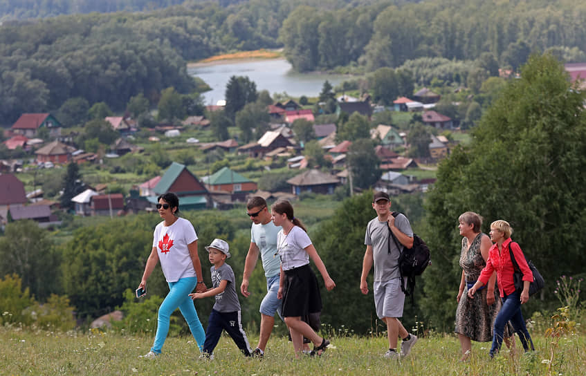 Люди поднимаются на гору Пикет  к памятнику Василию Шукшину в селе Сростки, Алтайский край