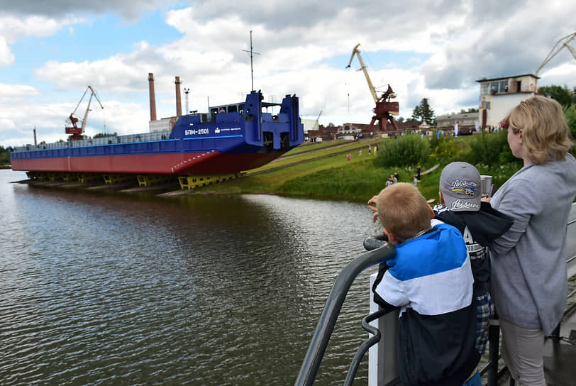 Церемония спуска на воду первой из десяти морских барж, построенных по заказу Енисейского речного пароходства (дочернее предприятие &quot;Норникеля&quot;) на Самусьском судостроительно-судоремонтном заводе, Томская область