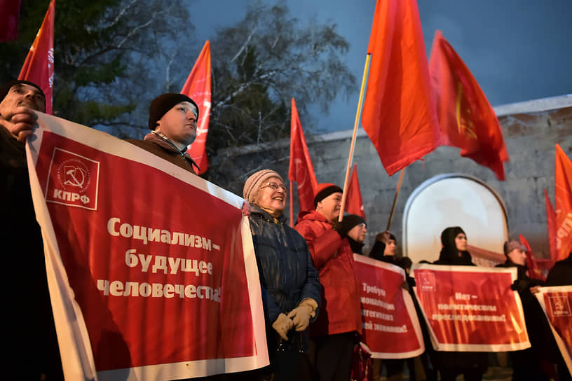 У большей части митингующих были плакаты и другая атрибутика этого праздника