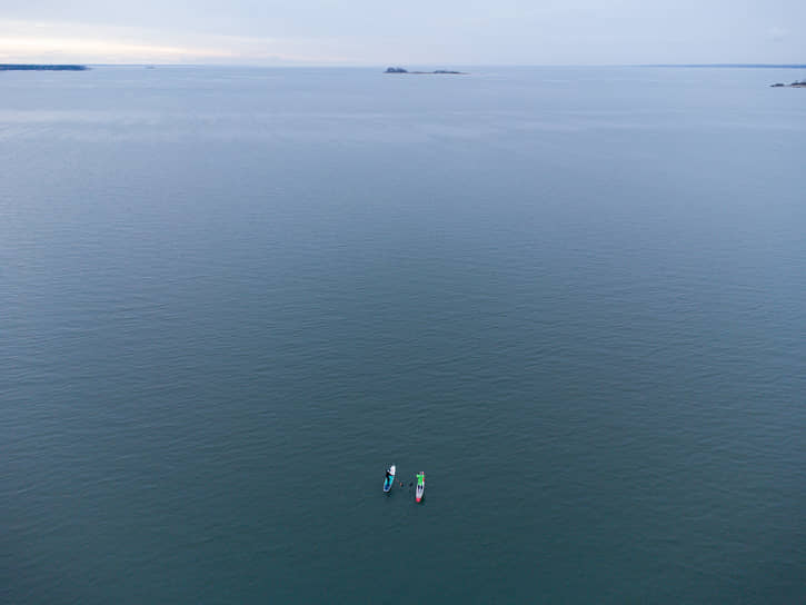 Спортсмены из группы сапсерфинга SUP-Novosibirsk во время ноябрьского заплыва по Обскому водохранилищу