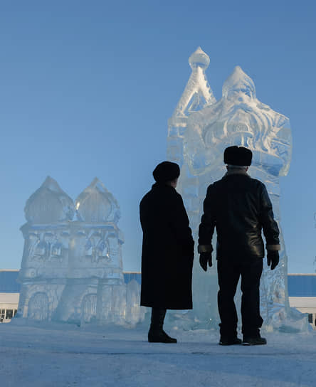 Горожане гуляют по ледовому городку в Прокопьевске Кемеровской области