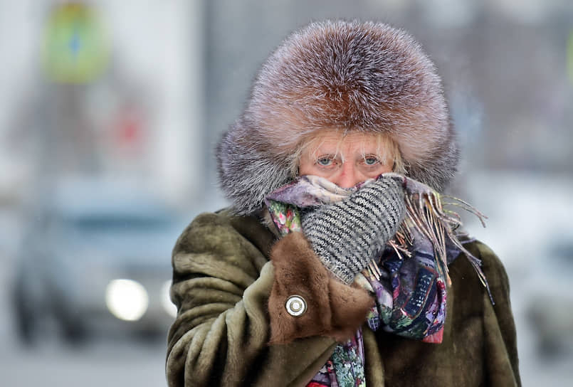 Прохожие на улицах Новосибирска.