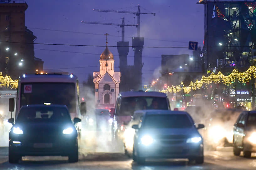 Несмотря на холод движение транспорта в центре Новосибирска было привычно оживленным.