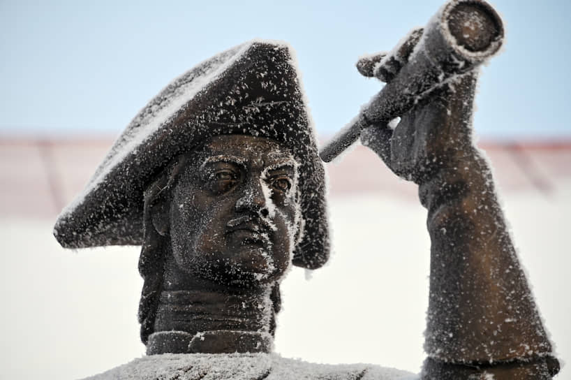 Памятник Петру Первому в Омской крепости во время морозов в городе