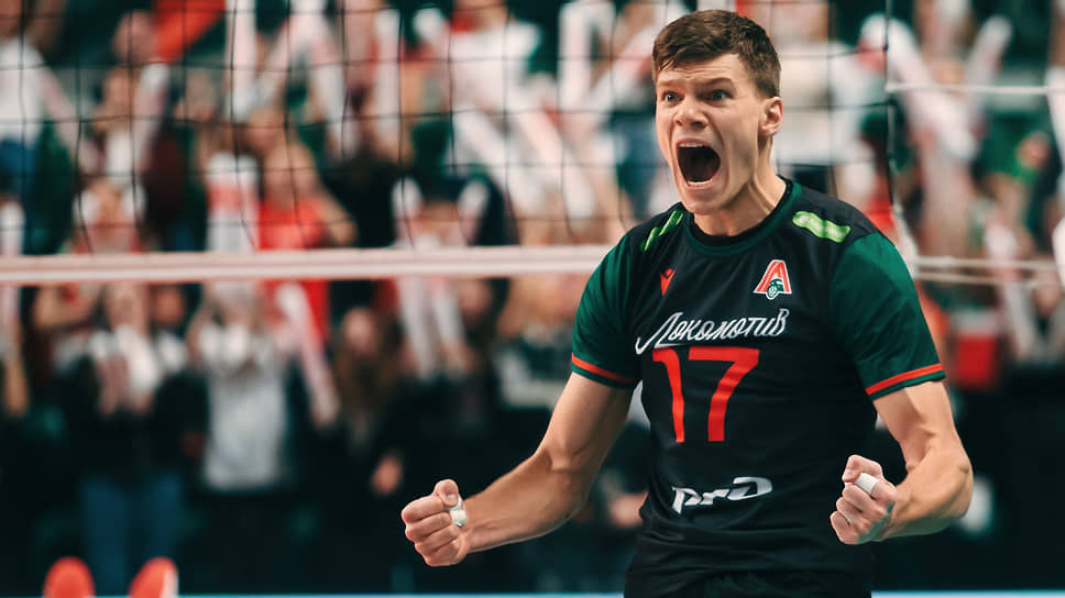 Игрок волейбольного клуба &quot;Локомотив&quot; Илья Казаченков во время матча Чемпионата России по волейболу. Матч между командами &quot;Локомотив&quot; (Новосибирск) и &quot;Зенит&quot; (Санкт-Петербург) на &quot;Локомотив-Арене&quot; в Новосибирске