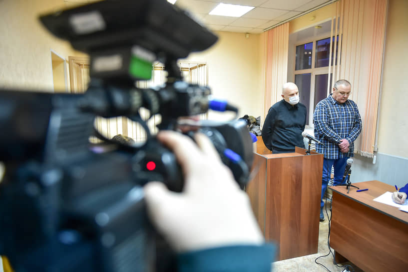 Заседание суда по делу бывшего заместителя прокурора Новосибирской области Андрея Турбина (справа). Экс-прокурору инкриминируется получение взятки в особо крупном размере. Ему грозит до 15 лет лишения свободы. Второму фигуранту дела, предпринимателю Сергею Белоусу (слева),  вменяется посредничество во взяточничестве 