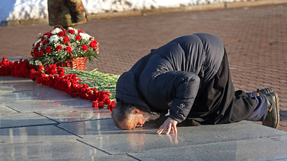 Акция возложения цветов в Барнауле к Мемориалу Славы в честь 80-ой годовщины разгрома немецко-фашистских войск в Сталинградской битве.