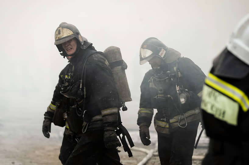 Сотрудники СПСЧ МЧС России во время ликвидации последствий крупного пожара на складе в Заельцовском районе 