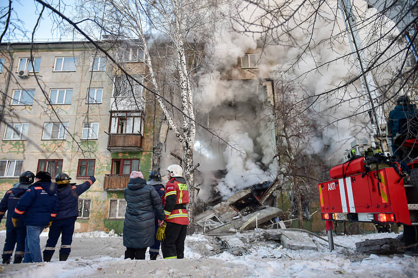 Сотрудники СПСЧ МЧС России на месте ликвидации взрыва газа в жилом доме в Новосибирске в феврале 2023 года