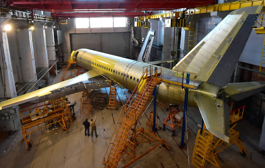Монтаж элементов стенда для испытаний планера импортозамещенной версии самолета Superjet-100 (SSJ-NEW) в Сибирском научно-исследовательском институте авиации им. Чаплыгина