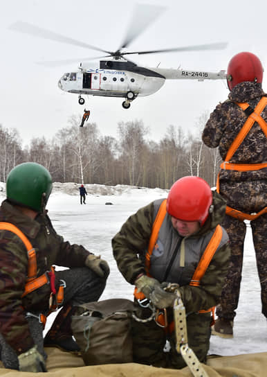  Пожарные во время десантирования с вертолета МИ-8 в рамках подготовки парашютно-десантной пожарной службы ГАУ &quot;Новосибирская база авиационной охраны лесов&quot; к пожароопасному сезону 