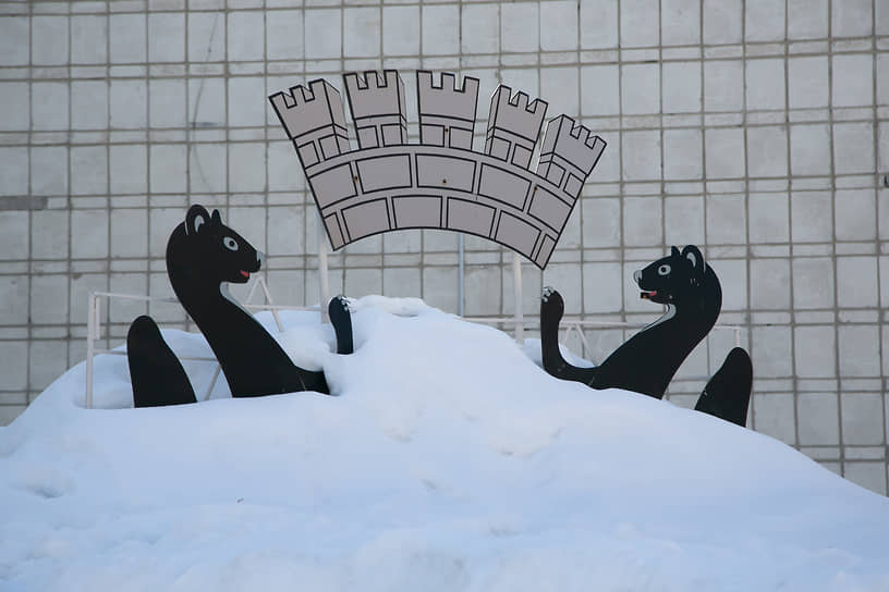 Герб Новосибирска, занесенный снегом