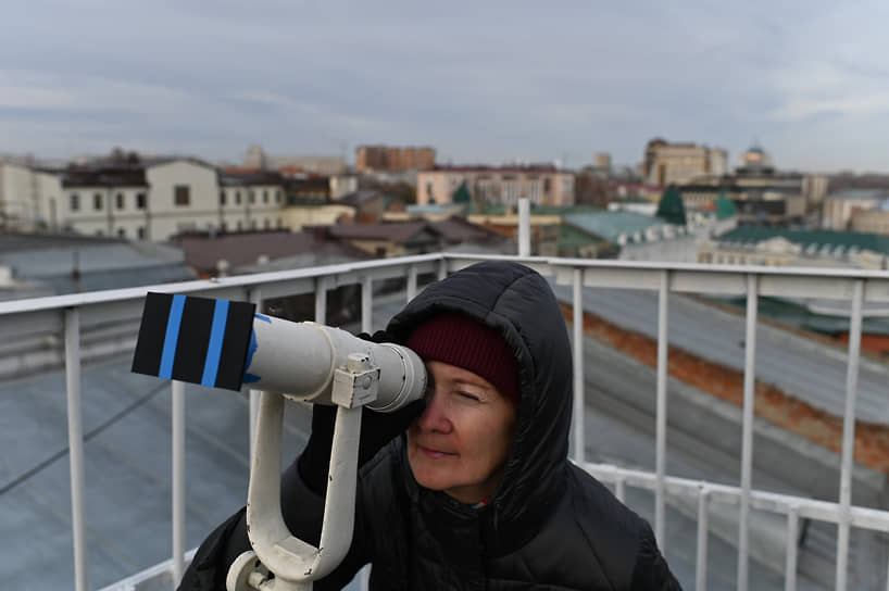 Жители Омска наблюдают солнечное затмение в октябре 2022 года с крыши планетария